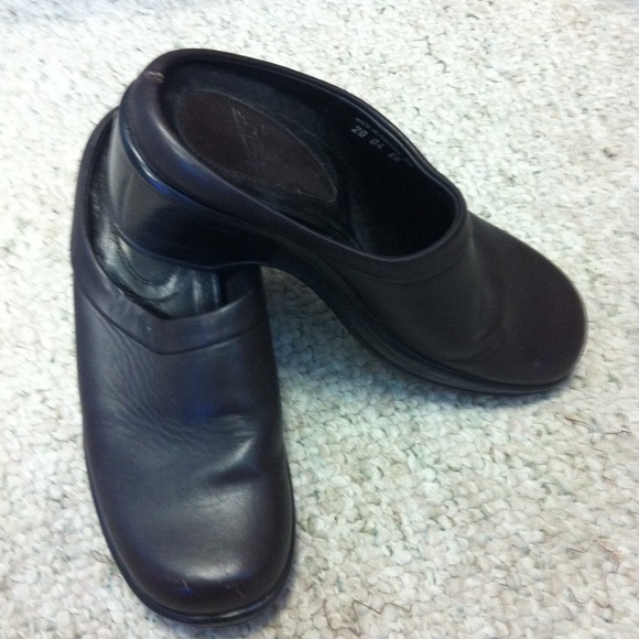 Dansko brown clogs