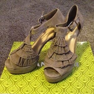 Gianni Bini taupe high heel