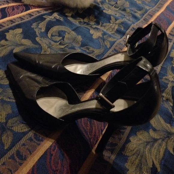 Nine West Black Leather Pointed Heels👑