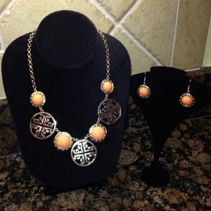 Beautiful trendy necklace/earrings