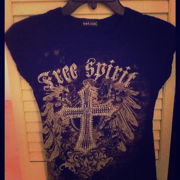 Black shirt with "free spirit" on front - Picture 1 of 1