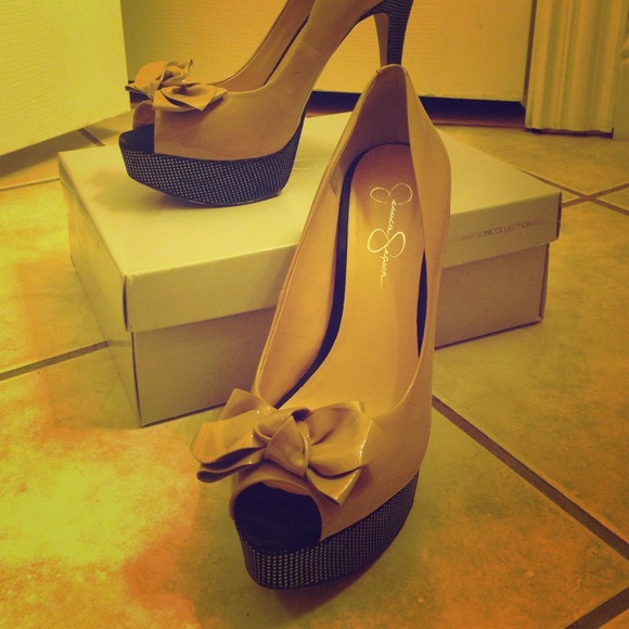 Jessica Simpson Nude Patent Pumps!! - Picture 1 of 4