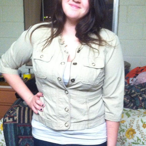 Khaki colored 3/4 sleeve jacket!