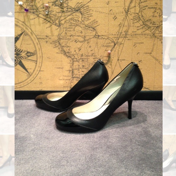 New ✨ Michael Kors Black leather heels.