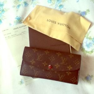 Reserved 🎁Louis Vuitton Emilie wallet