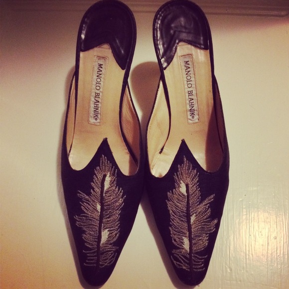 Manolo Blahnik feather embroidered kitten heel