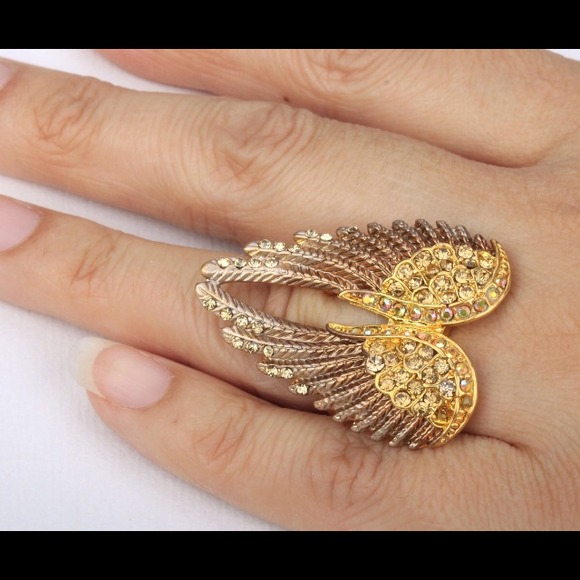 Beautiful wings ring!Surrounded with Swarovski ele - Picture 2 of 2