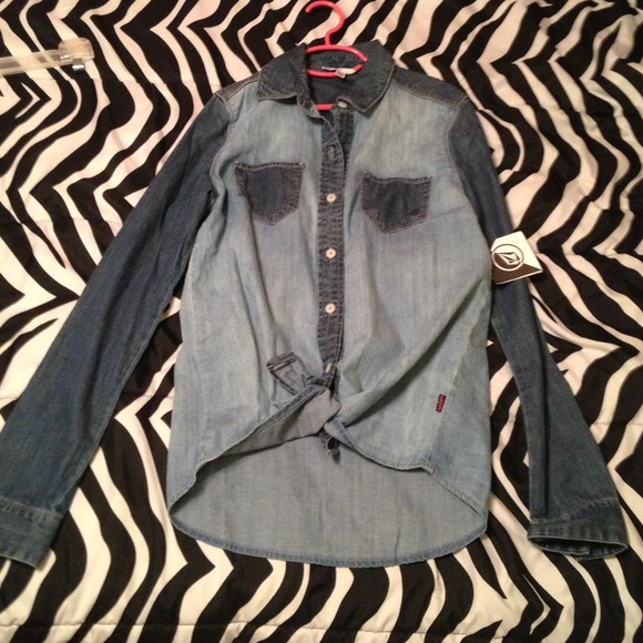 Volcom denim long sleeve shirt from pacun NWT!❤❤ - Picture 1 of 1