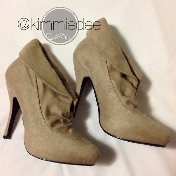 Qupid Boots - ⬇️SALE⬇️Tan faux suede fold over booties