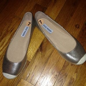 🎀NWOT🎀 gold/tan flats. 💯authentic