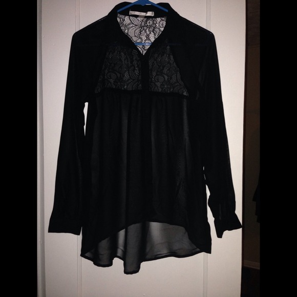 ✔️ sheer, hi-lo w/ lace back blouse. ✔️