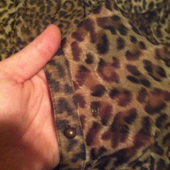 Light leopard print button up - Picture 3 of 3