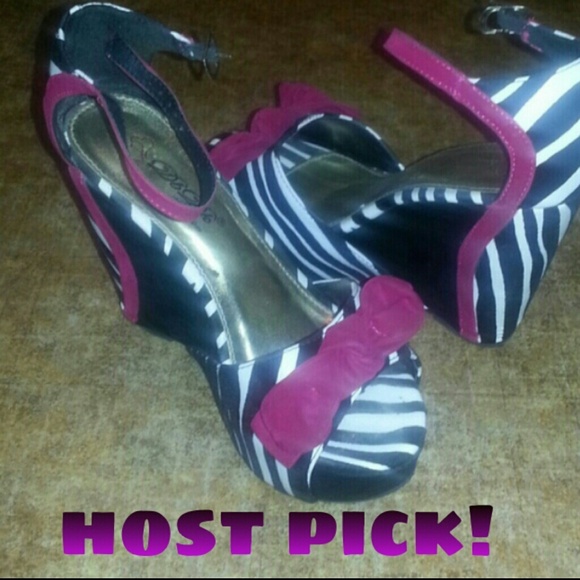 "SOLD to chickk"Super cute wedges