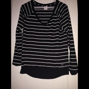 T-shirt soft vneck w/ banded bottom. 😍