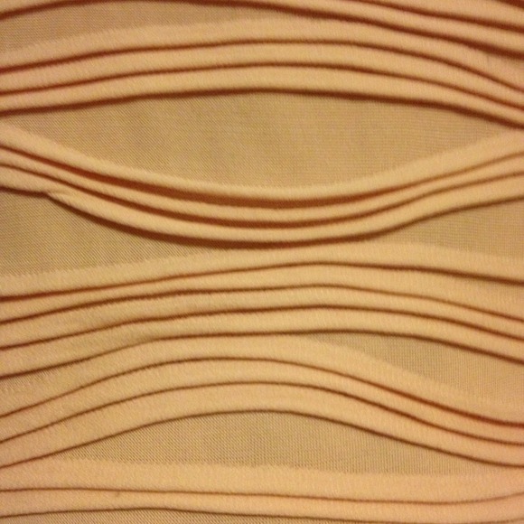 Beautiful figure flattering dress NWT-small - Picture 3 of 4