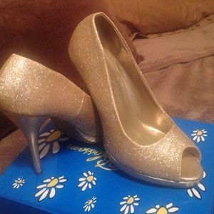 Glitter Gold peep toe pumps