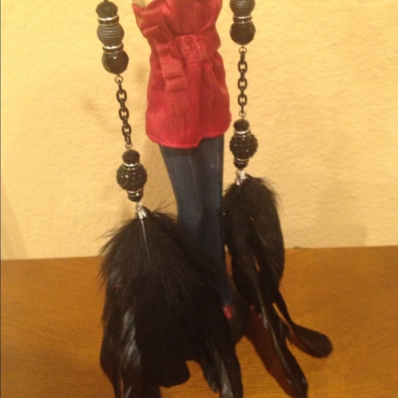 🔥🔥BLACK FEATHER EARRINGS - Picture 2 of 4