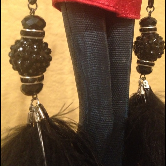 🔥🔥BLACK FEATHER EARRINGS - Picture 3 of 4