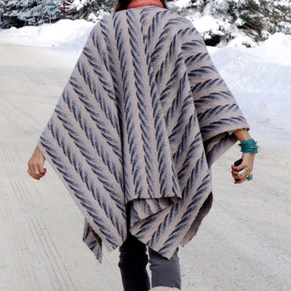 LEYENDECKER - Beige chevron-striped wool poncho. - Picture 1 of 3