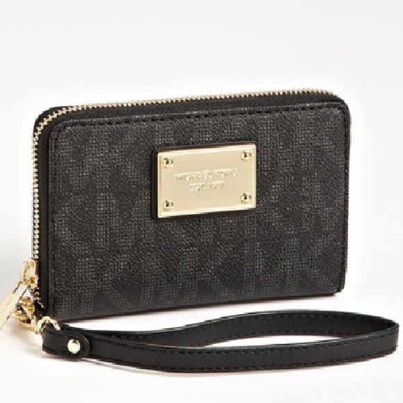 ❌SOLD❌Michael Kors iphone wristlet $80