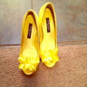 Nina Evelixa yellow pumps