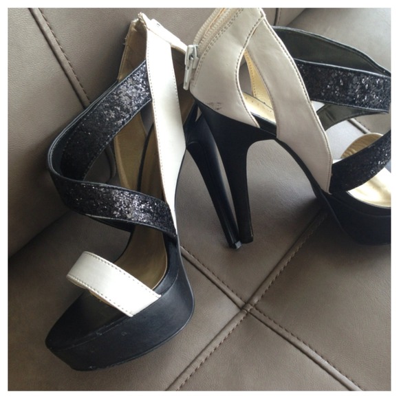 π«SOLD IN BUNDLEπ« glitter strap heels - Picture 3 of 4