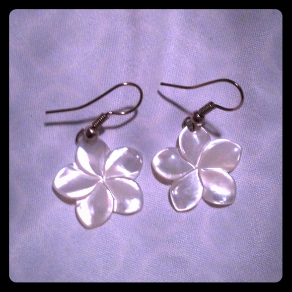 Pearl earrings. 🌺