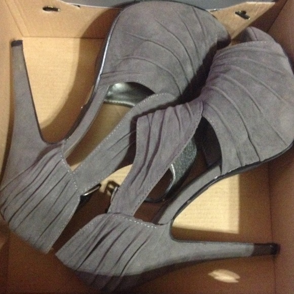 Charcoal velvet size 9 heels, great condition.