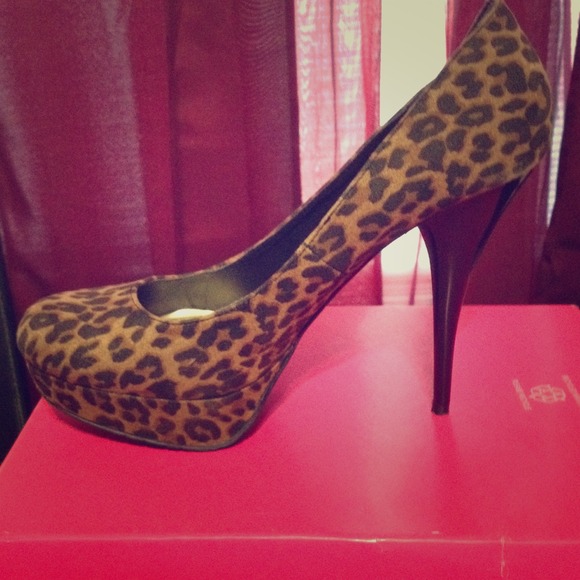 GREAT DEALS!! Lepeord print heels.