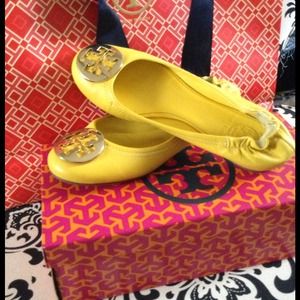 Tory Burch Daisy Gold metal logo flats Sz 6.5