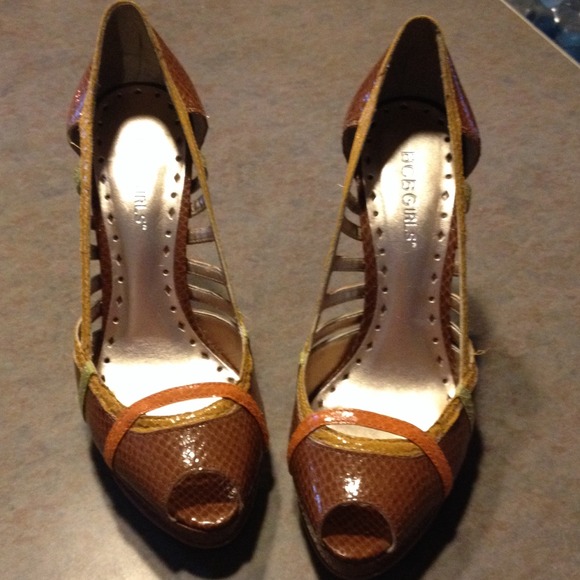Bcbg tan heels