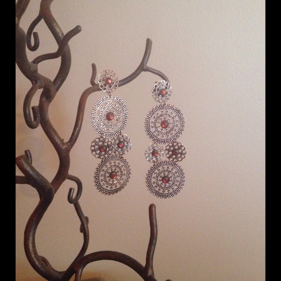 Joan Rivers Jewelry - 🎉HP🎉 Joan Rivers filigree medallion earrings