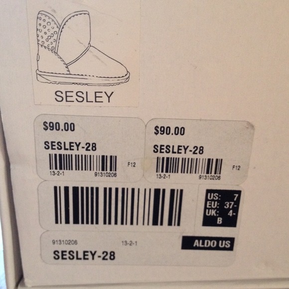 ⛔️SOLD.CAMEL COLORED LOW RISE BOOTS⛔️ - Picture 4 of 4