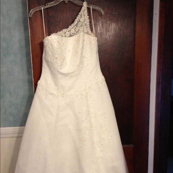 Selling a gorgeous wedding dress! Size 12