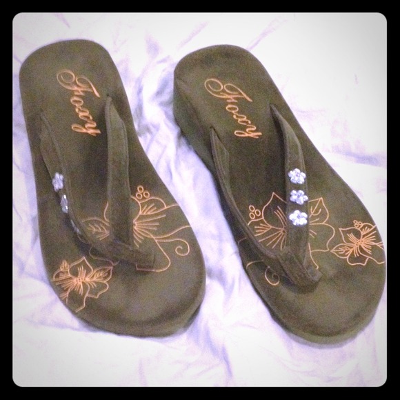 Green super comfy flip flops with cute flowers sz6