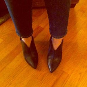 🌷SALE Tahari black booties