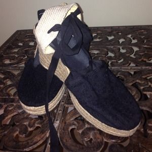 Black tie up leg into bow wedges