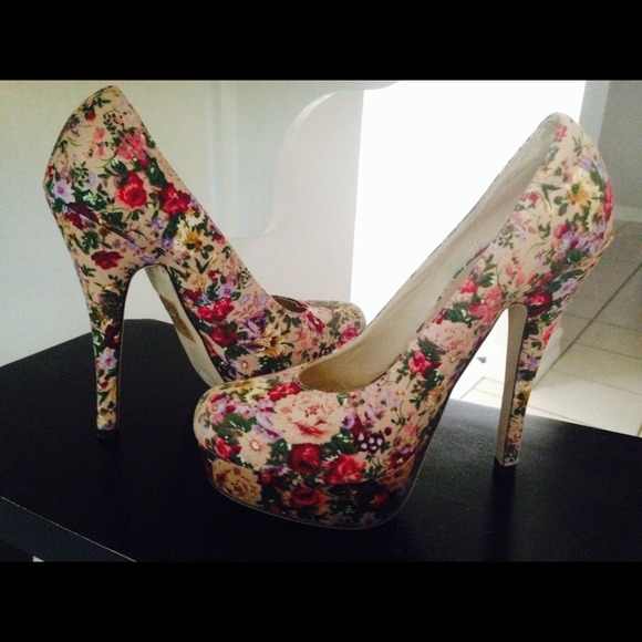FOREVER 21 FLORAL PRINT HEELS SZ 7