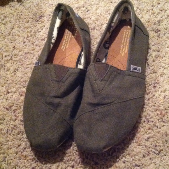 Olive green W size 11 TOMS