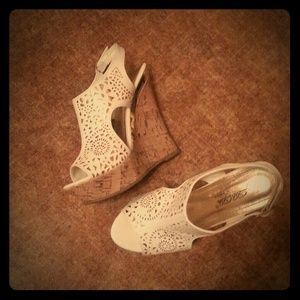 Very cute white w/gold trim wedges
