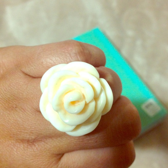FLOWER RING - Picture 1 of 4