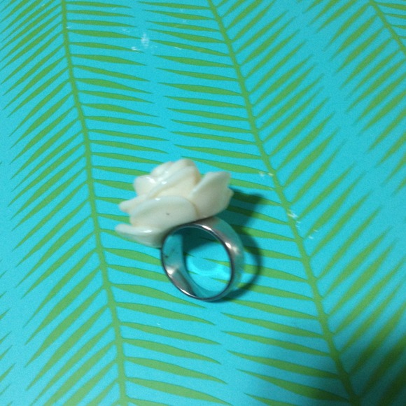 FLOWER RING - Picture 2 of 4