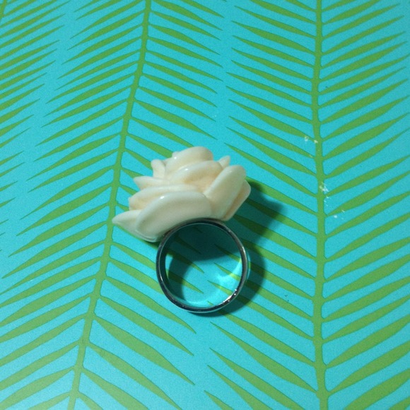 FLOWER RING - Picture 3 of 4