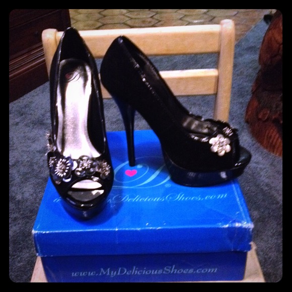 HP💝NWOT Gorgeous 5" black heel embellished pretty