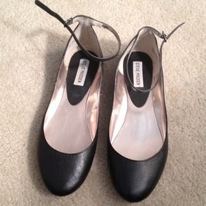 **HOLD**Black ankle strap ballet flats!