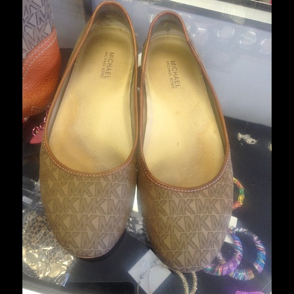 Michael Kors shoes has wear to them