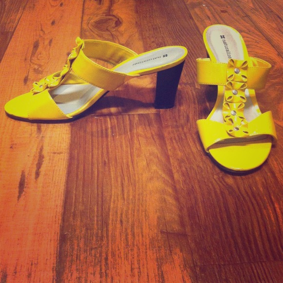 Naturalizer Mustard Yellow heals