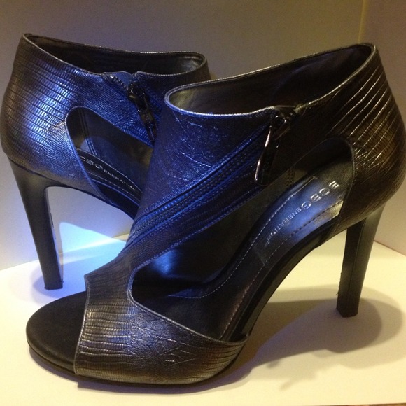 BCBG silver cute shoes with a built in zipper