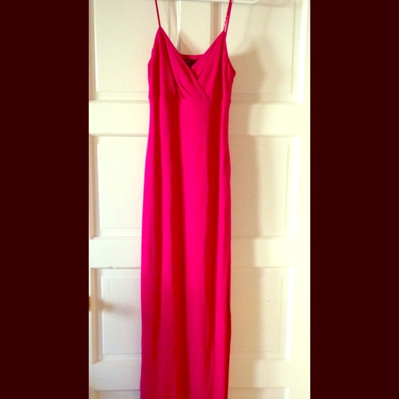 Super sexy and stunning pink dress! 💕