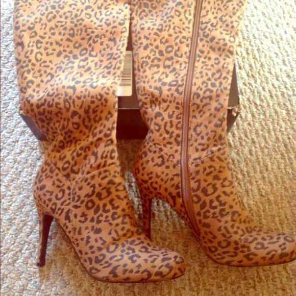 Size 7 NVR-worn leopard-print boots.